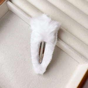 Détail d'une pince à cheveux étoile en peluche blanche avec clip BB pour l'automne et l'hiver