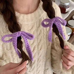 Detailaufnahme des handgefertigten lila Häkel-Haargummis mit weicher Strickstruktur