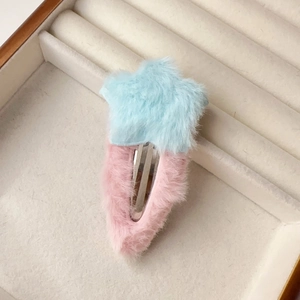 Gros plan sur la barrette étoile en peluche rose et bleue avec clip métallique durable