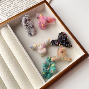 Détail de cinq mini pinces à cheveux en peluche à pois colorés en boîte bois