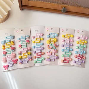 Détails de barrettes colorées ours et arc-en-ciel sur cartes de présentation blanches