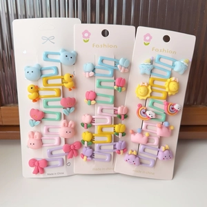 Détails de jolies barrettes pour enfants aux couleurs pastel sur cartes de mode