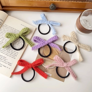 Set mit sechs bunten gestrickten Schleifen-Haargummis in verschiedenen Pastelltönen