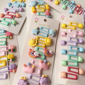 Détails de barrettes colorées macaron avec motifs étoile et arc-en-ciel sur carte