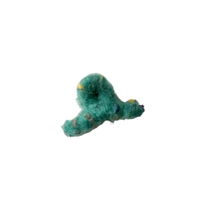 Pince à cheveux mignonne en peluche turquoise avec mouchetures colorées sur fond blanc