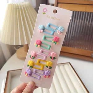 Détail de 10 barrettes à cheveux tulipes en résine de couleurs variées sur carte