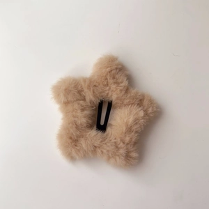 Graziosa clip per capelli a stella in peluche beige con chiusura BB in metallo nero