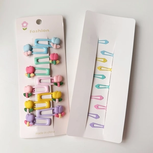 Détail de barrettes tulipes colorées sur carte blanche avec vues avant et arrière