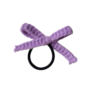 Lilafarbener gestrickter Schleifen-Haargummi mit Bändern und schwarzem Gummiband