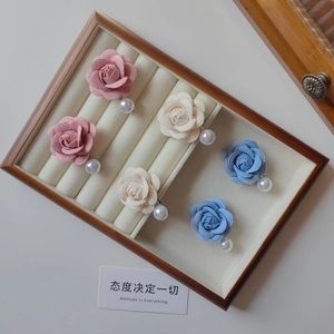 Détails de boucles d'oreilles en tissu camélia 3D avec perles élégantes