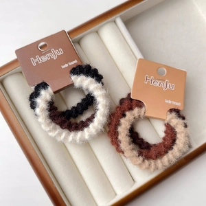 Set di 6 elastici per capelli in peluche in colori neutri su scheda del marchio