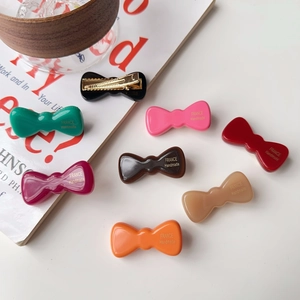 Détails de barrettes nœuds en acétate coloré avec gravure dorée France Handmade