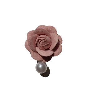 Pince à cheveux camélia en tissu rose avec perle élégante pour un look chic et doux
