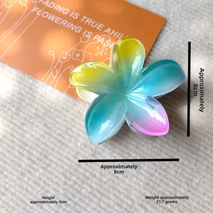 Dettaglio molletta per capelli a forma di plumeria con indicazione misura di 8cm