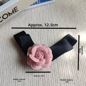 Vue détaillée d'une pince à cheveux camélia rose avec ses dimensions précises