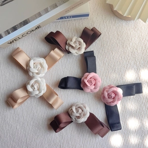 Détails des barrettes à cheveux élégantes avec nœuds camélia en satin de soie varié