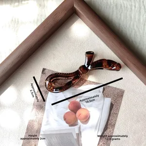 Détails de la pince banane ambrée mesurant 10,5 cm par 2,5 cm avec motif léopard