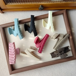 Set of 8 matte Z-shaped claw clips in various colors displayed in a wooden frame