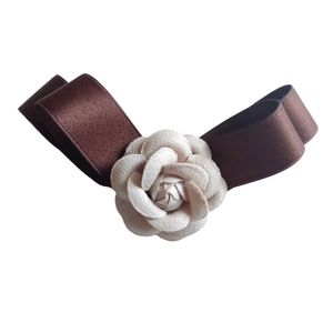Barrette à cheveux élégante avec fleur de camélia et ruban de satin marron