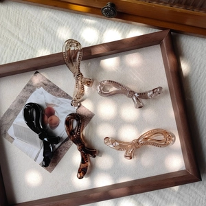 Barrettes banane élégantes en forme de nœud en quatre couleurs sur tissu en lin