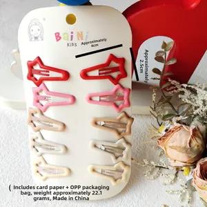 Set mit 10 sternförmigen Haarspangen für Mädchen in Rot und Creme auf Displaykarte