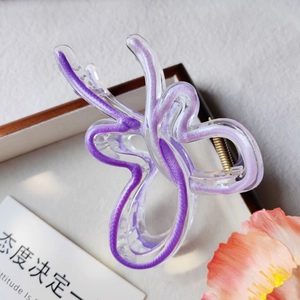 Vue détaillée d'une pince à cheveux papillon violette avec ressort métallique doré