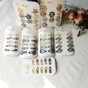 Detailansicht der Kinder-Haarklammern mit Stern- und Blumenmotiven auf Displaykarten