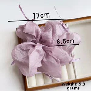 Detailansicht eines lila Organza-Haargummis, 17 cm breit mit feinen Seidenbändern