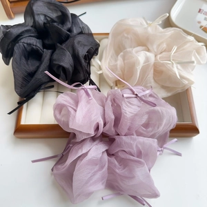 Detail von Ballett-Organza-Haargummis mit Bändern in Schwarz, Weiß und Flieder