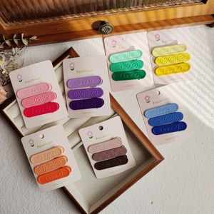 Set di 3 fermagli per capelli opachi color caramello sfumati con sorrisi e lettere
