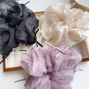Dreiteiliges Organza-Scrunchie-Set mit Schleifen in Schwarz, Creme und Lavendel