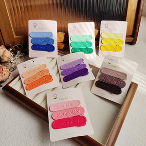 Dettaglio dei fermagli per capelli pastello opaco con goffratura Hello Love e smile