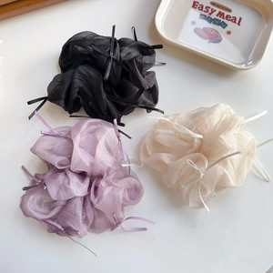 Drei Organza-Haargummis in Schwarz, Violett und Creme mit Schleifendekoration