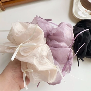 Drei Organza-Haargummis in Creme, Lavendel und Schwarz mit zarten Schleifendetails
