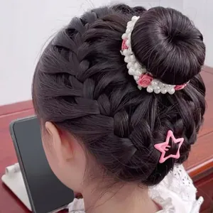 Rosa Rosen und Perlen Haargummi an einem geflochtenen Dutt mit Stern Haarspange