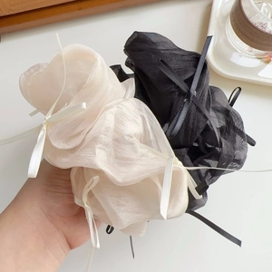 Set aus großen Organza-Haargummis in Creme und Schwarz mit eleganten Schleifen