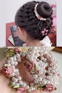 Detail eines elastischen Haargummis mit rosa Stoffrose und weißen Perlen für Damen