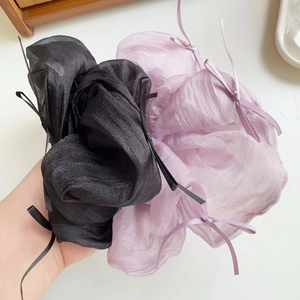 Detailansicht der übergroßen Organza-Haargummis mit feinen Bandschleifen in Schwarz und Lila