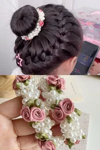 Detailansicht Haargummi mit rosa Seidenrose und weißen Kunstperlen für Mädchen-Haarschmuck