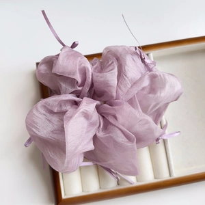 Detailansicht hellviolettes Organza-Haargummi mit zarten Schleifen und weicher Textur