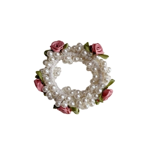 Eleganter weißer Perlenhaargummi mit rosa Seidenrosen und grünen Blättern auf Weiß