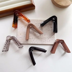 Large Plastic Hair Claw Clip For Women Shark Hair Clip Minimalist Geometric V-Shape Triangle Hair Accessories Hair Clips