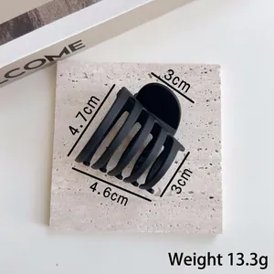 Pince à cheveux noire mate au design minimaliste avec dimensions 4,7cm hauteur et poids 13,3g