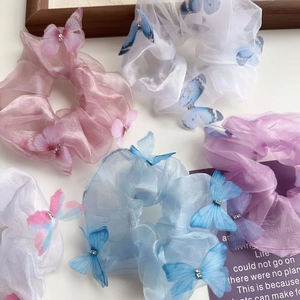 Chouchous élégants en organza avec papillons et cristaux brillants, couleurs pastel