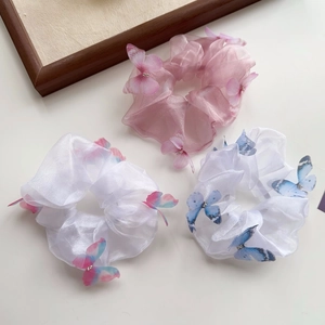 Trois chouchous en organza rose et blanc ornés de papillons aux ailes dégradées