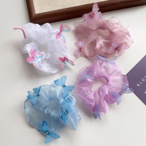 Détails des chouchous en organza avec papillons 3D et strass argentés brillants