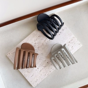Lot de trois pinces à cheveux mates en noir, marron et gris avec un design à dents creuses