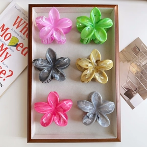 Set di 6 mollette per capelli a fiore colorate con trama marmorea in vassoio