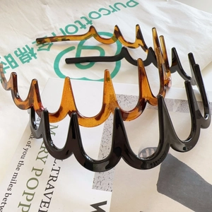 Detail of wavy tooth hair bands in tortoiseshell and black for stable grip