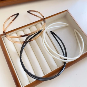 Detail view of double-layered anti-slip headbands in black, beige and tortoiseshell